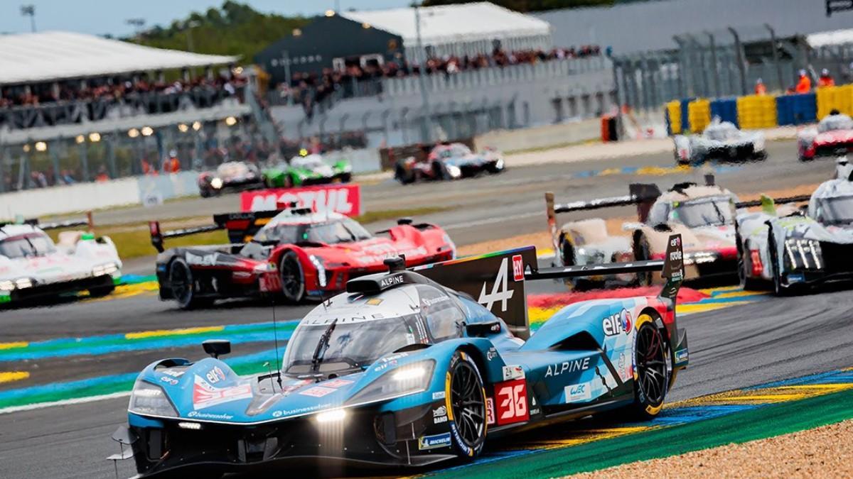 Uno de los Alpine durante las primeras horas en Le Mans