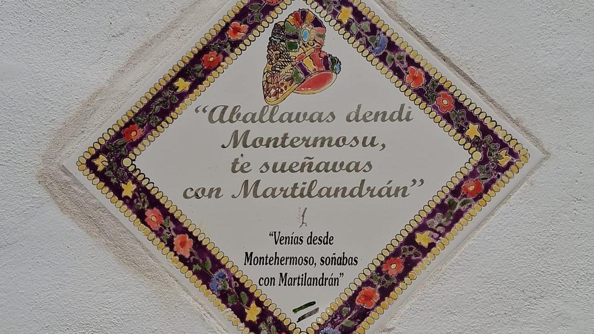 Una placa con frases en estremeñu y la traducción.