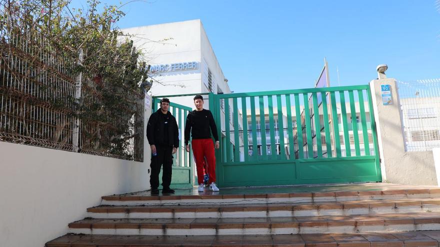 Dos alumnos salen del IES Marc Ferrer de Formentera.