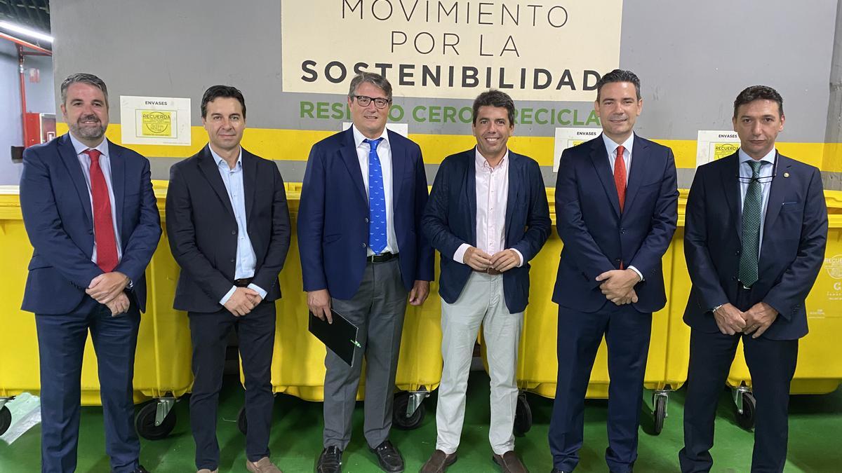 Carlos Mazón con el director de El Corte Inglés de Alicante, Alfredo Carvajal; el director regional de Comunicación y Sostenibilidad, Pau Pérez Rico, y el diputado de Medio Ambiente, Miguel Ángel Sánchez Navarro, junto a otros directivos de la firma comercial