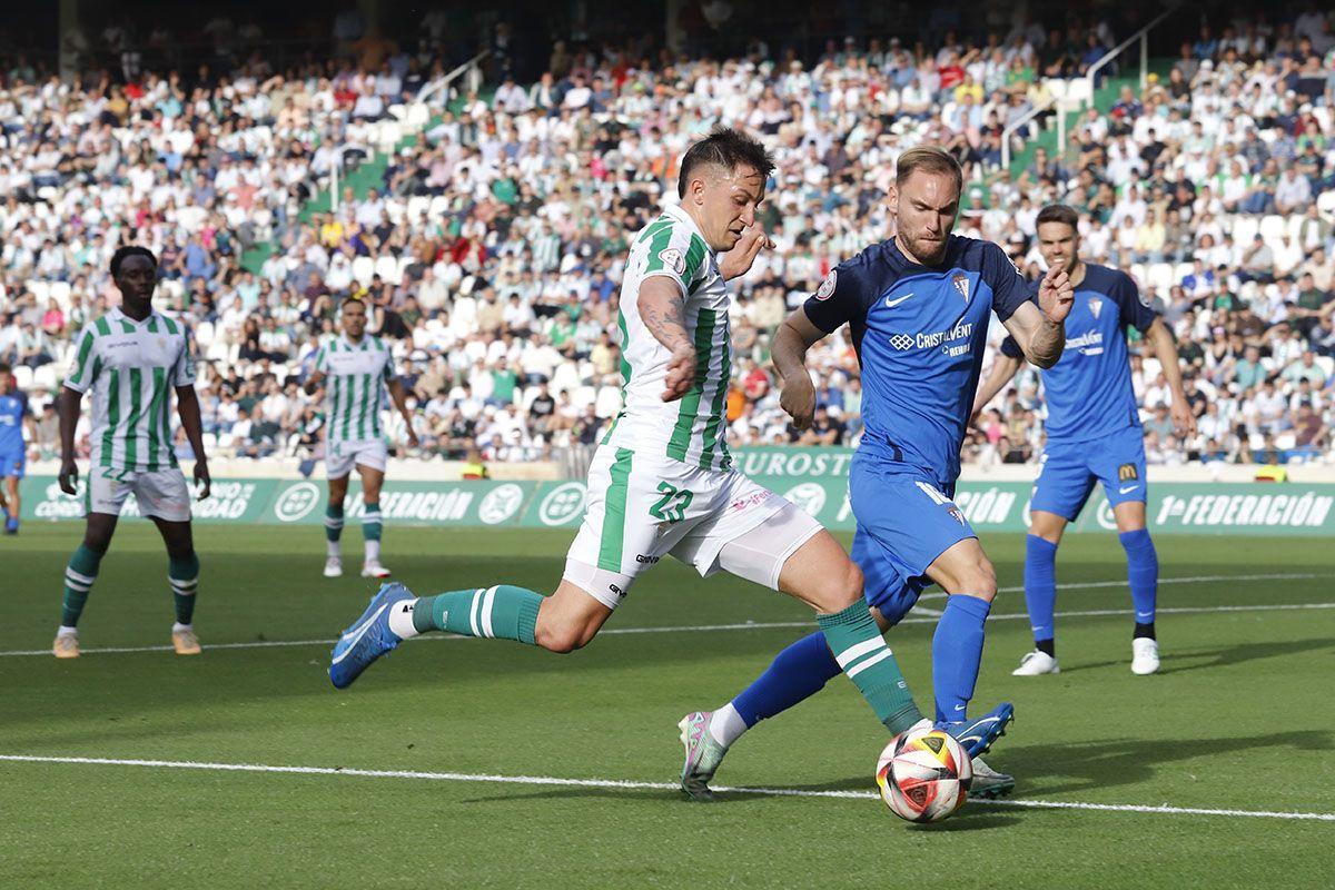 Lance del pasado encuentro entre el Córdoba CF y el San Fernando.