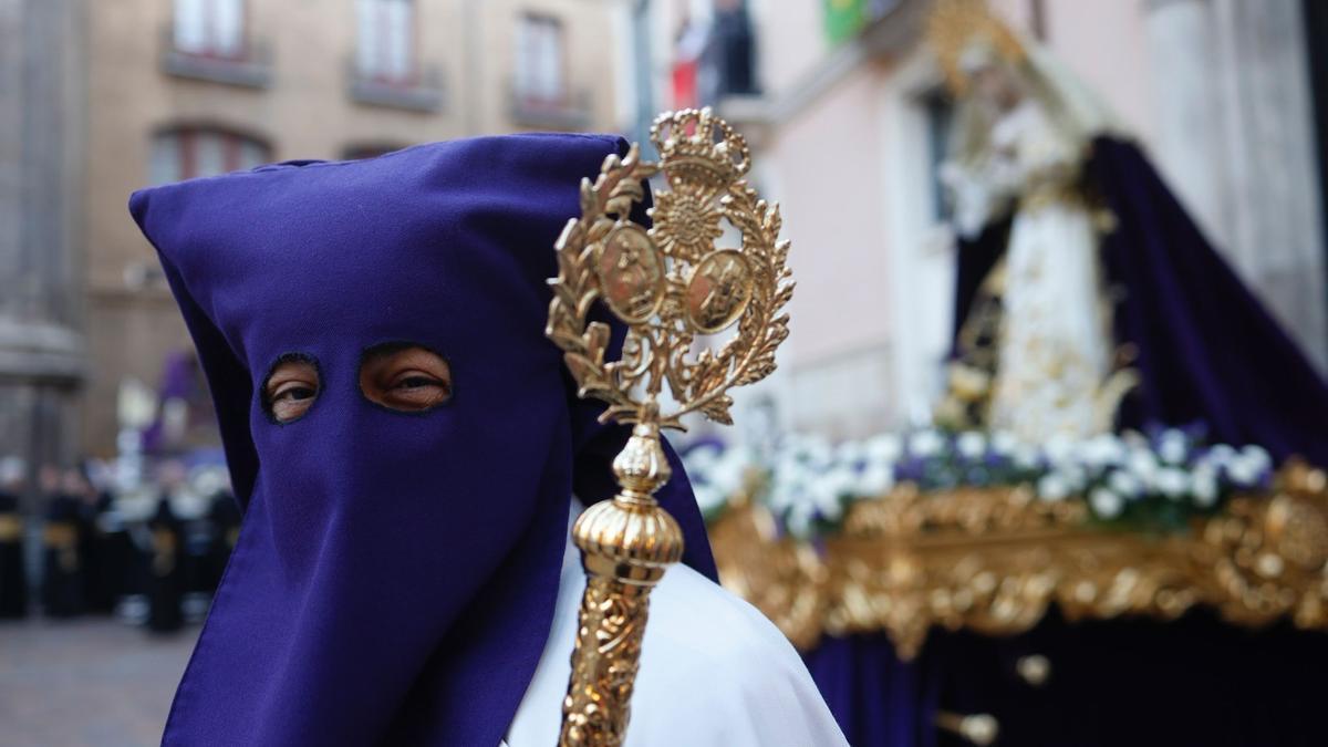 FOTOGALERÍA | Zaragoza se llena de capirotes y bombos en la procesión del Santo Entierro