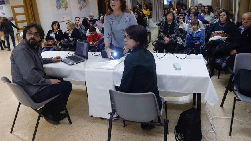 Sentados a la mesa Fátima Fernández y Juan Hernanz y, de pie, Chelo Veiga, ayer, en la biblioteca municipal de La Granja.