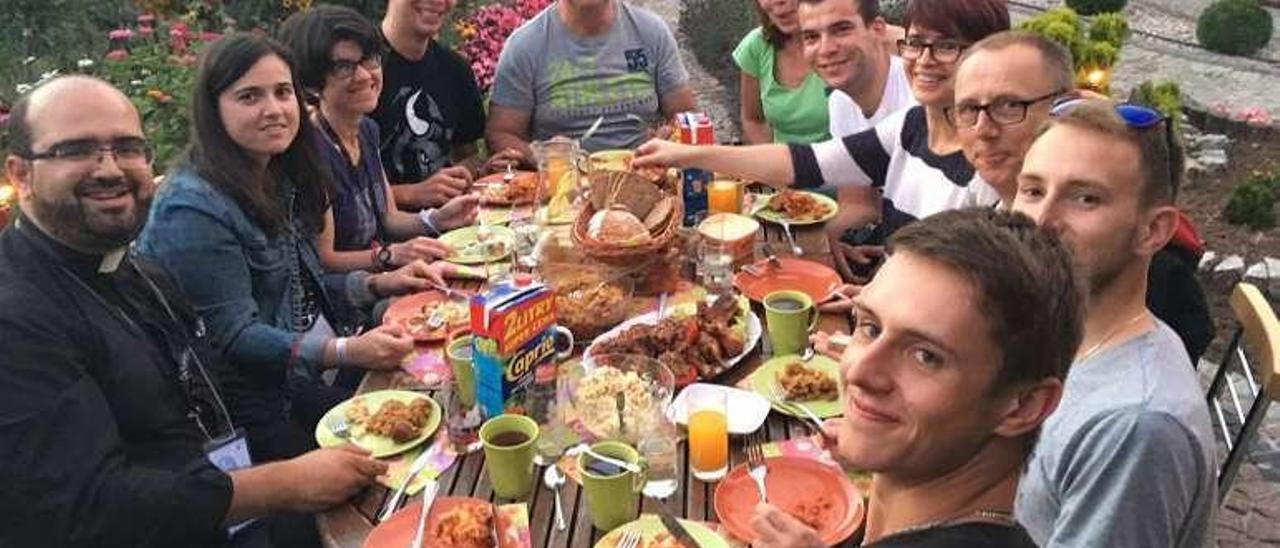 Un grupo de participantes cena con su familia de acogida polaca.