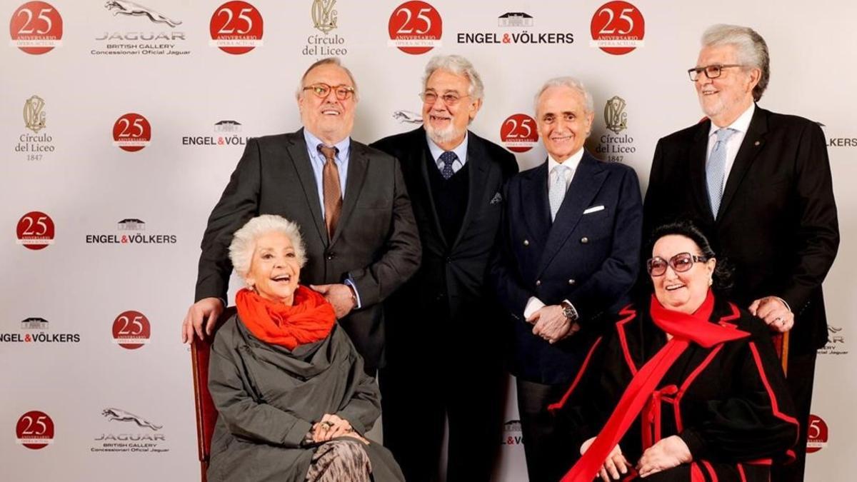 Teresa Berganza junto a Plácido Domingo y otros grandes nombres de la ópera española en la presentación de una revista.