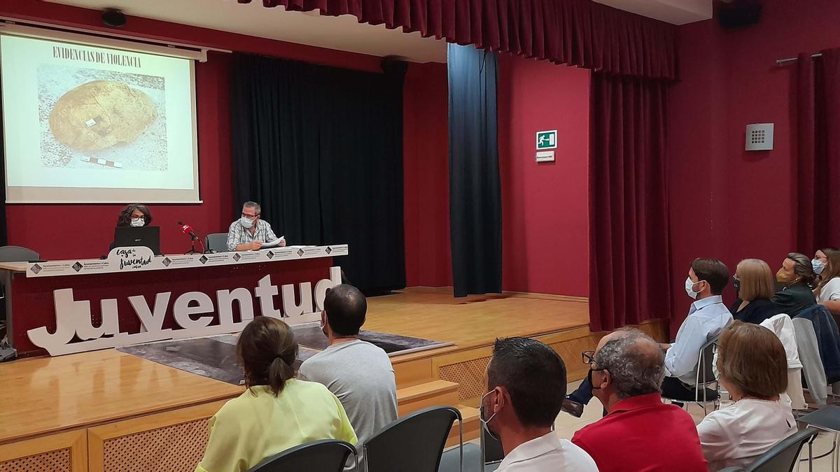 Charla informativa de la actuación emprendida en dos fosas del cementerio.