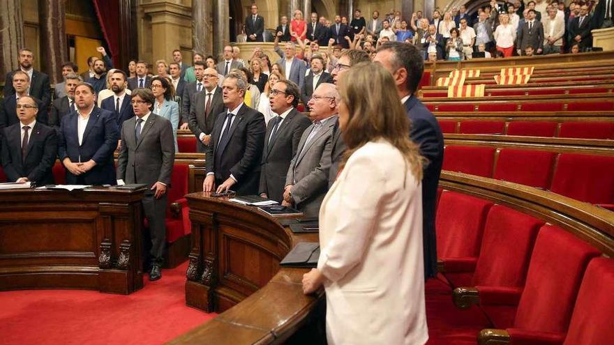 Los miembros del Govern y los diputados de Junts pel Si y la CUP (puño en alto) cantan &quot;Els Segadors&quot; tras aprobar la ley. // Efe