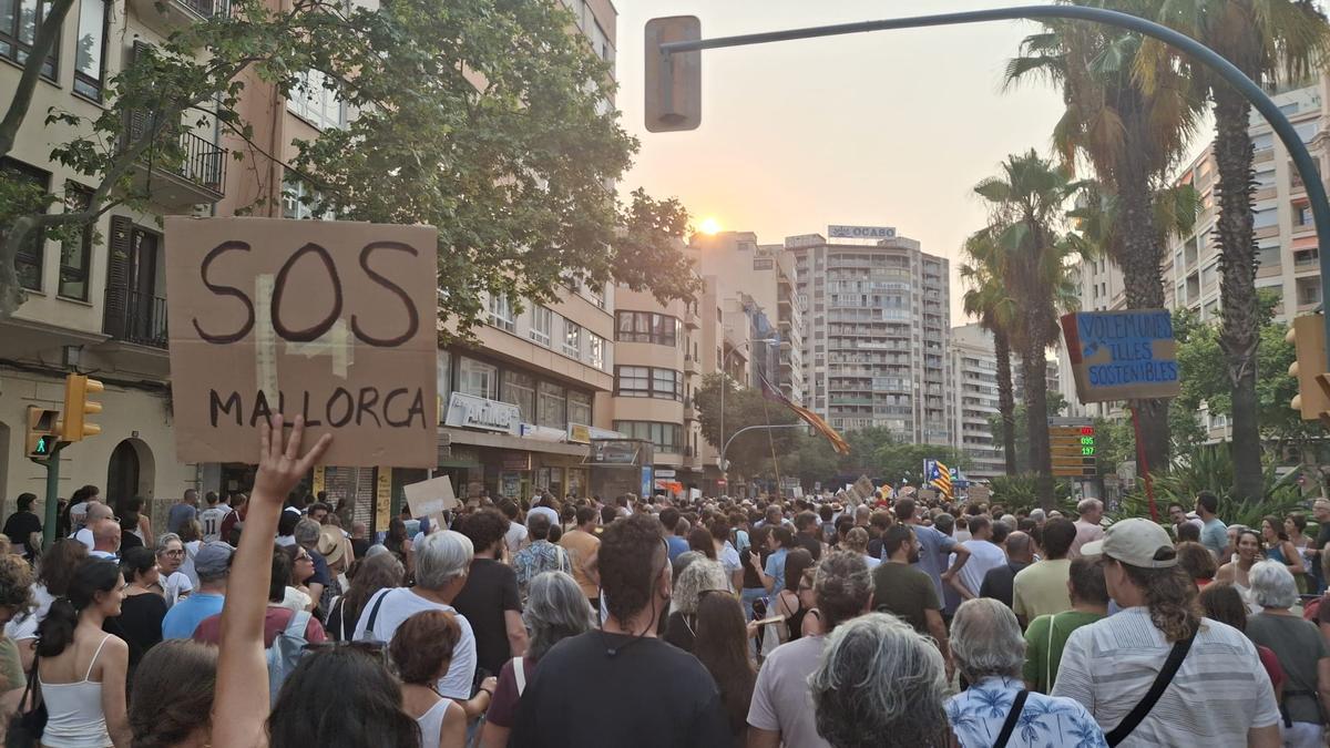 SOS Mallorca - so fühlten sich viele der Teilnehmer an der Demonstration.