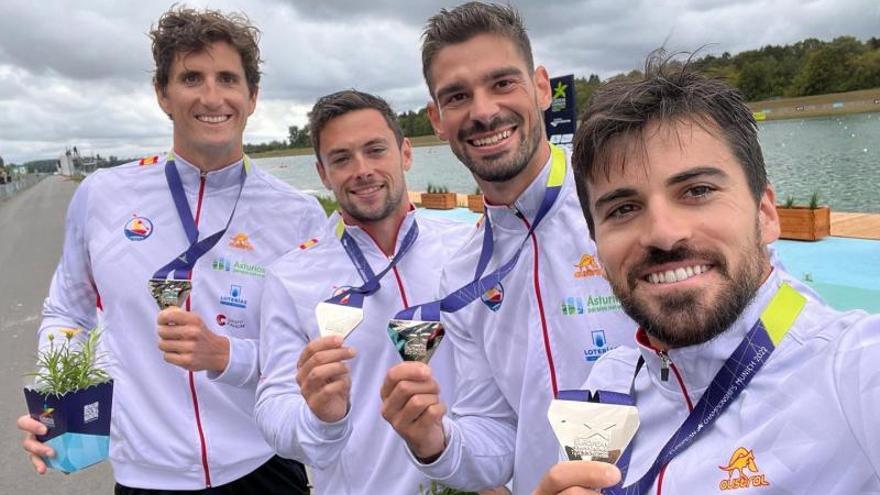 Iñigo Peña, Paco Cubelos, Roi Rodríguez y Pedro Vázquez, con la medalla.