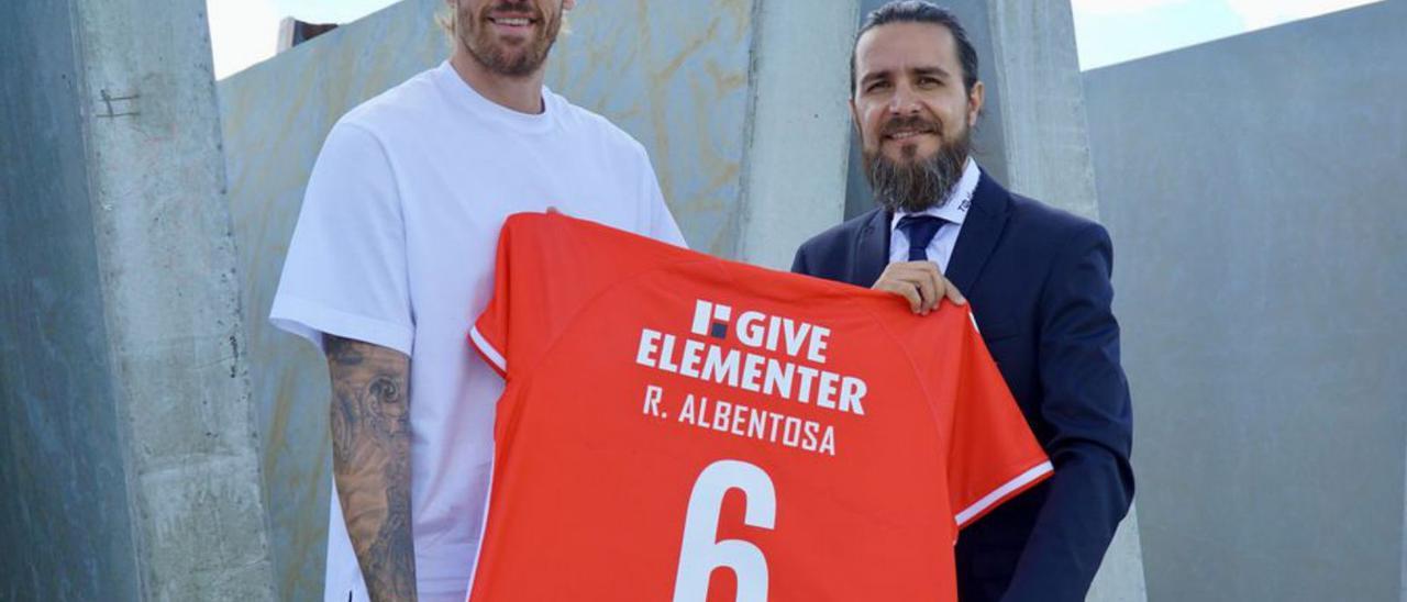 Raúl Albentosa posa con su camiseta tras renovar. | LEVANTE-EMV