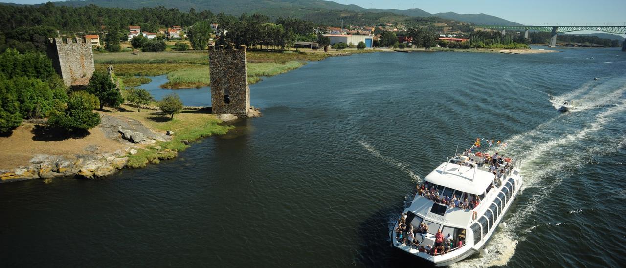 Un catamarán en la Ruta Xacobea.