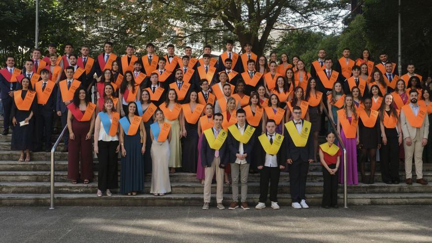Foto conjunta de los graduados. | Roi Cruz