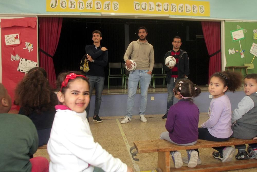 Futbolistas del Cartagena visitan un colegio