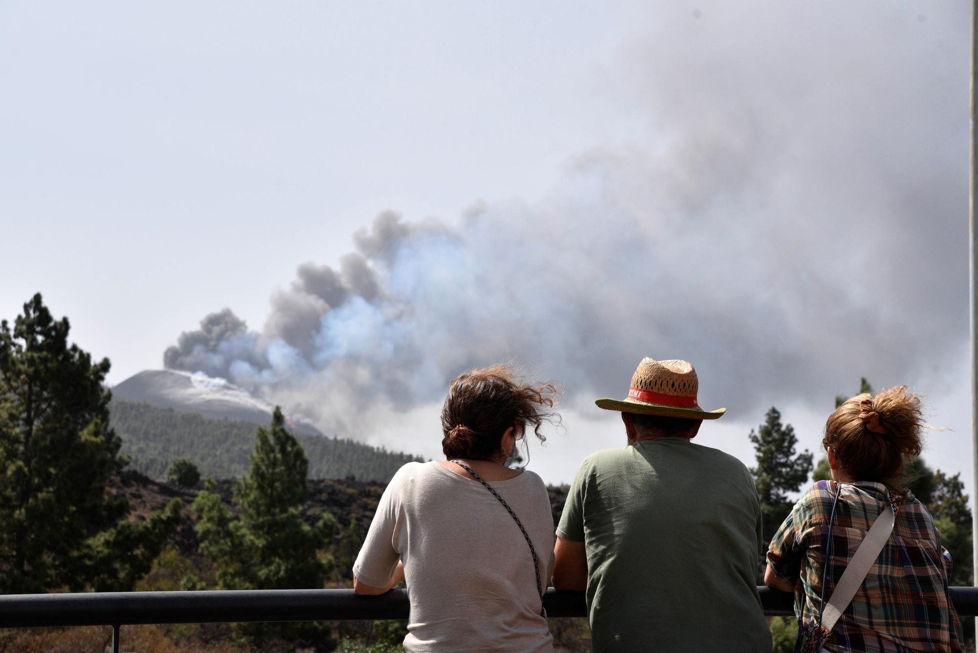 Varias personas observan el volcán de Cumbre Vieja