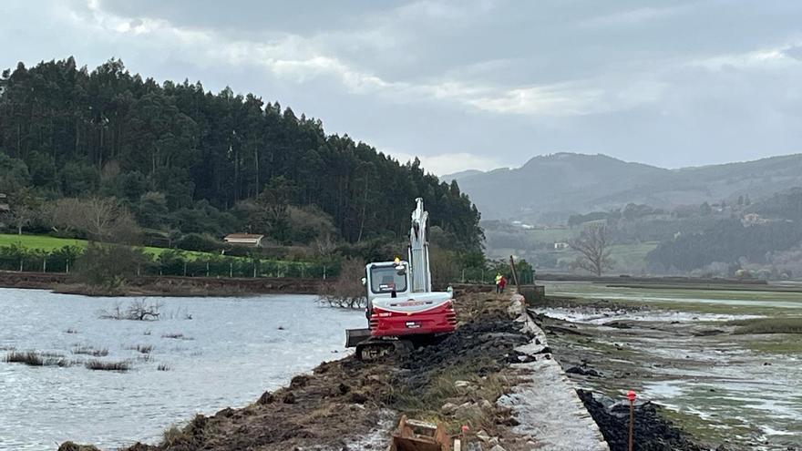 Los operarios logran acceder al dique por el que se filtra el agua a los porreos de Villaverde y Sebrayu