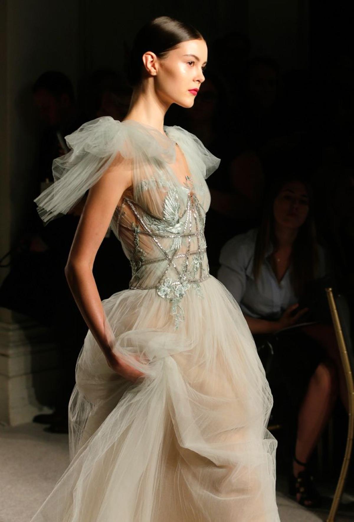 Nueva York Fashion Week: Marchesa, vestido en gris