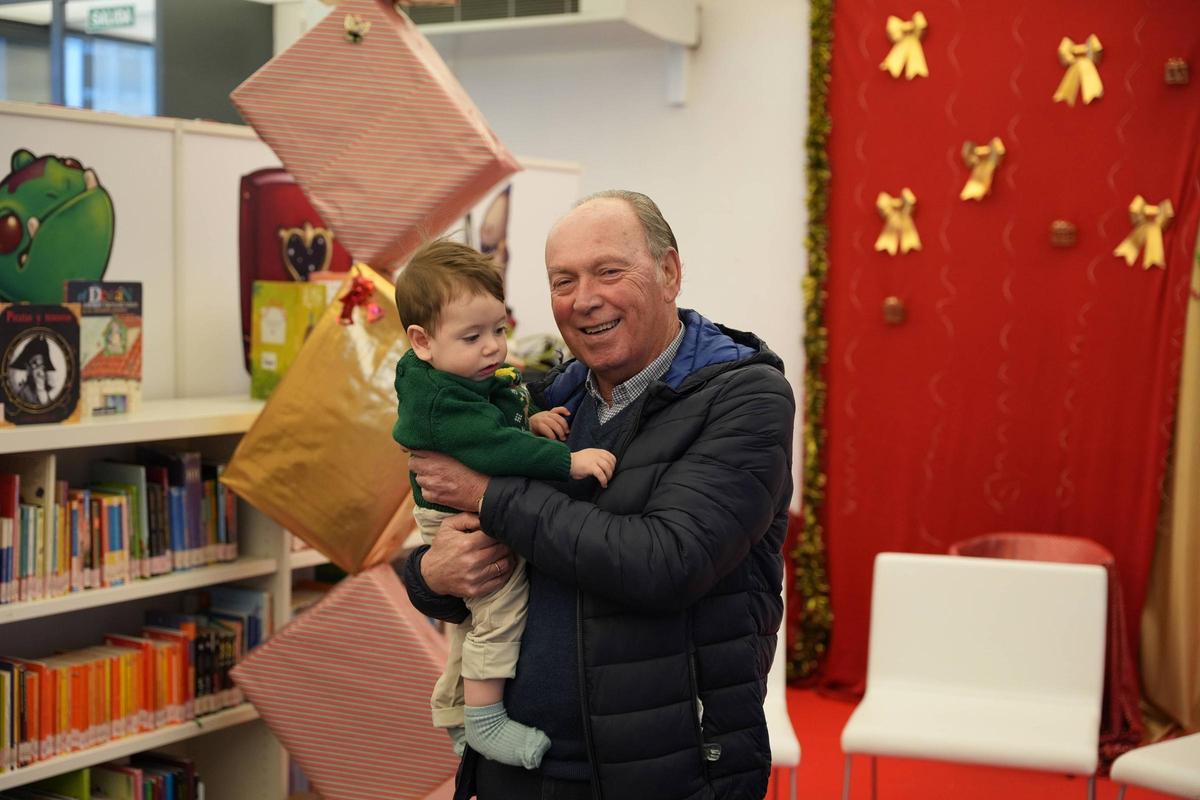 El taller intergeneracional 'Historias que nos unen' reúne a niños y mayores en la biblioteca Santa Ana