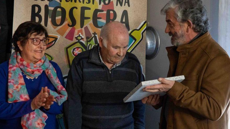 César Longo entrega una placa a los responsables de Casa Beade.