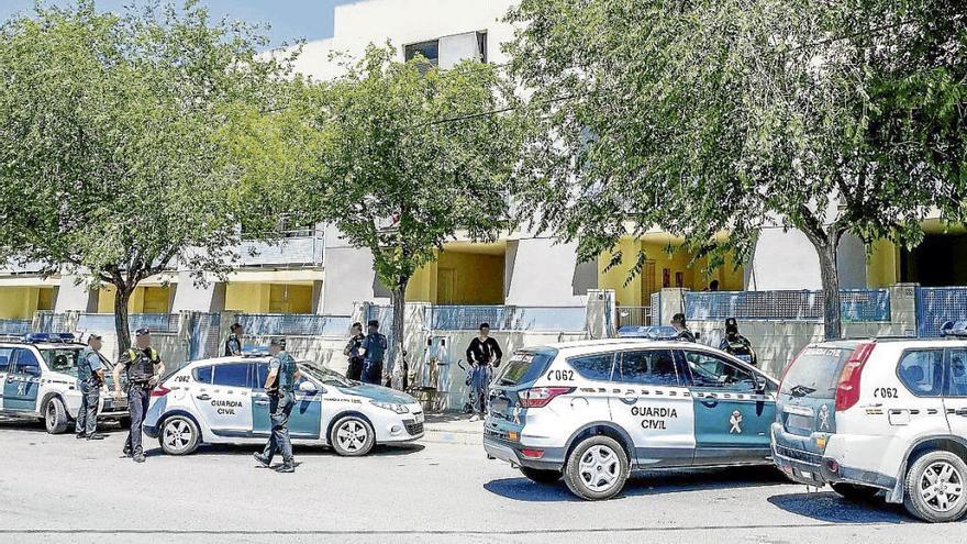 Agentes de seguridad acordonando el barrio San Francisco tras el tiroteo.