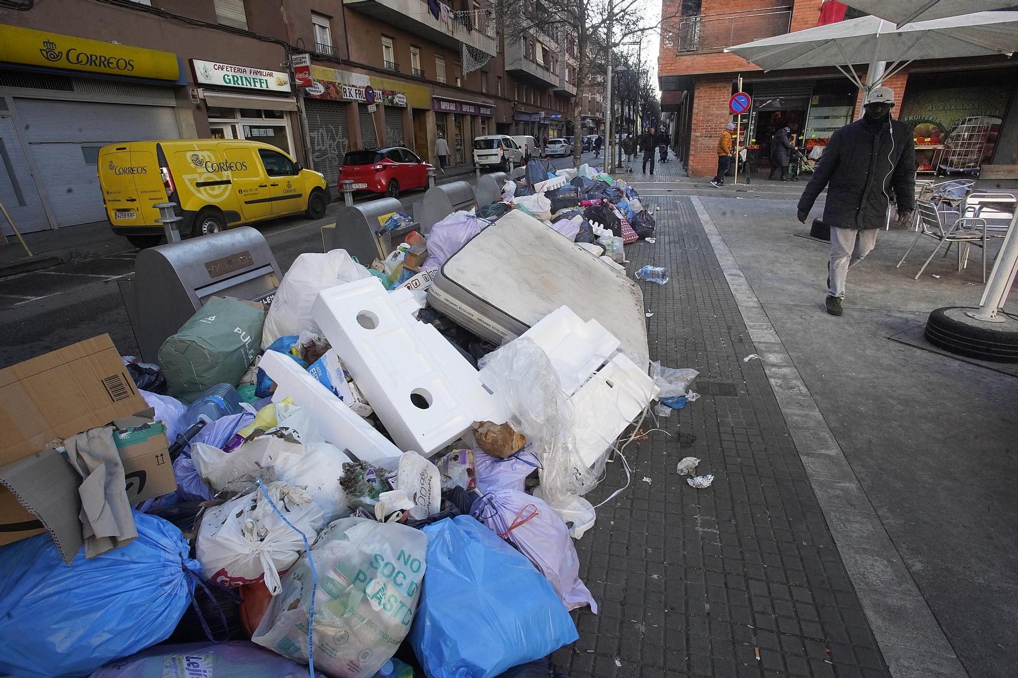 La vaga s’eternitza a Salt després de vint dies de deixalles al carrer