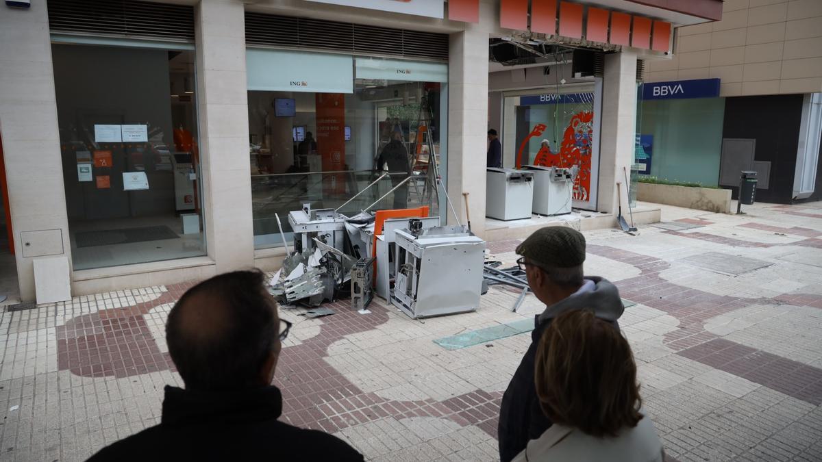 Así ha quedado el cajero de ING reventado esta madrugada con explosivos en Málaga