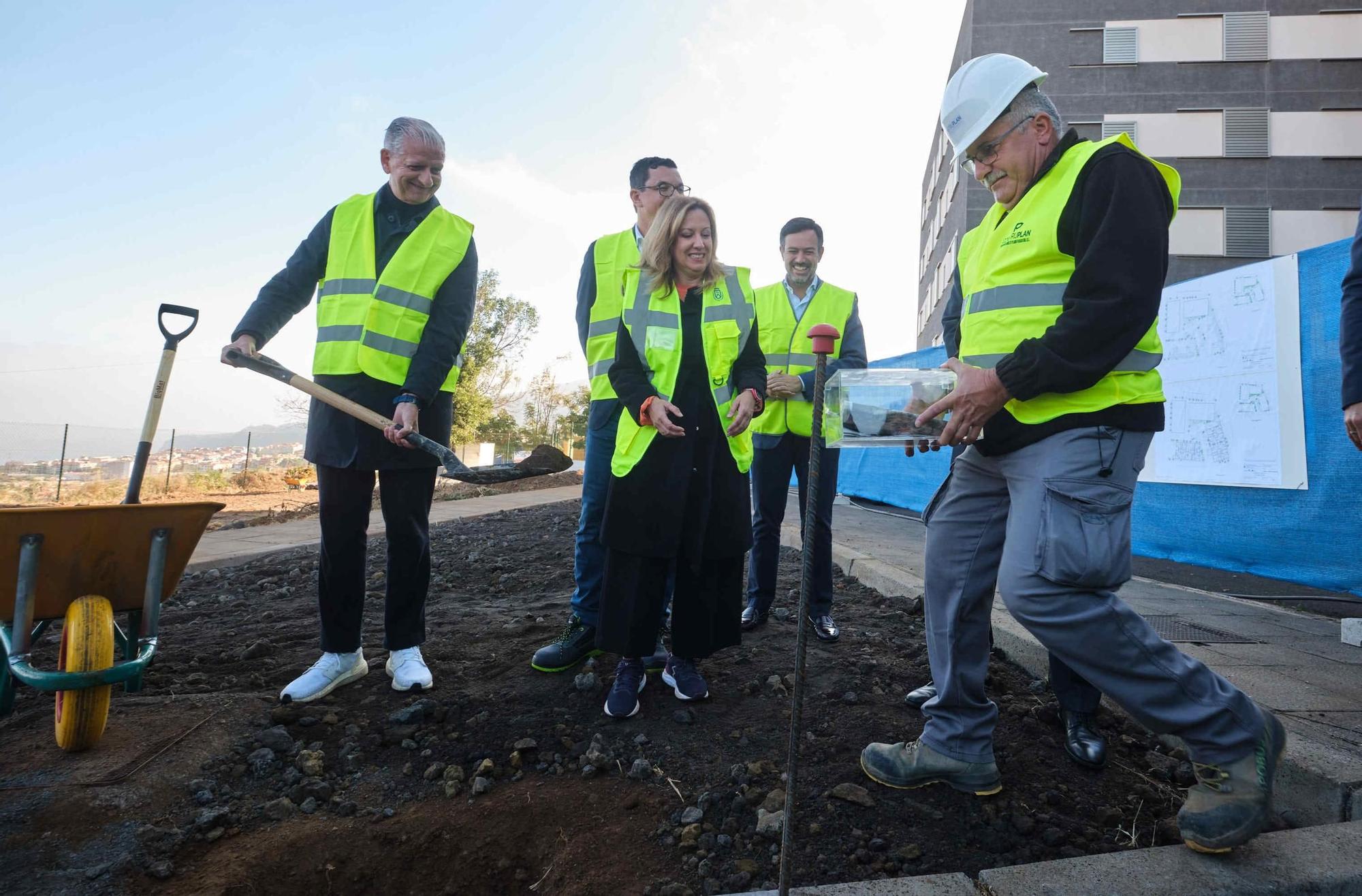 Colocación de la primera piedra de la construcción de 65 viviendas en La Orotava