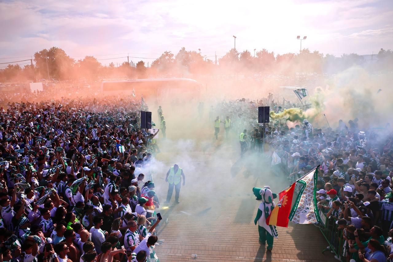 Así recibió la afición del Córdoba CF al autobús del equipo en El Arenal