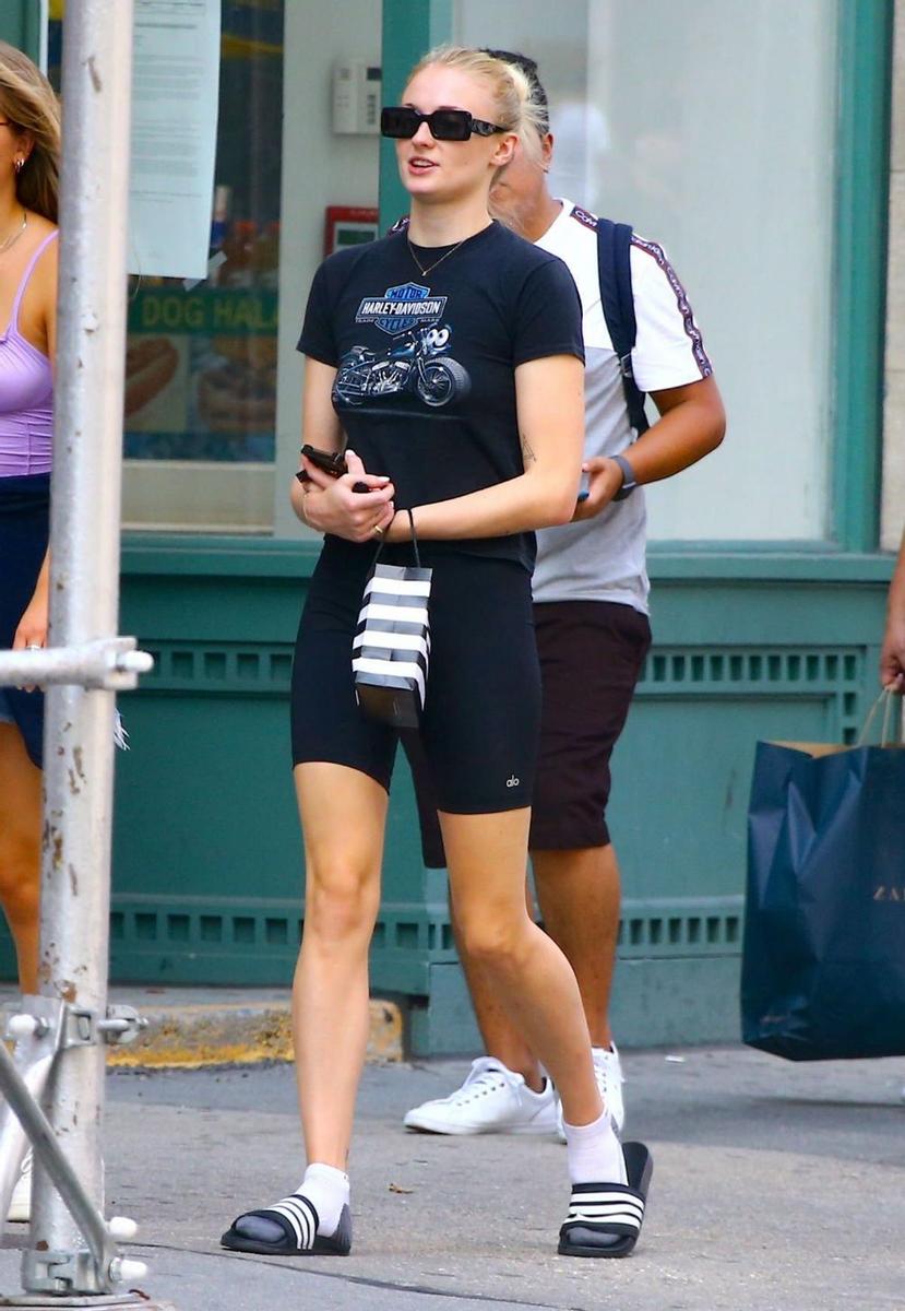 Sophie Turner con sandalias con calcetines