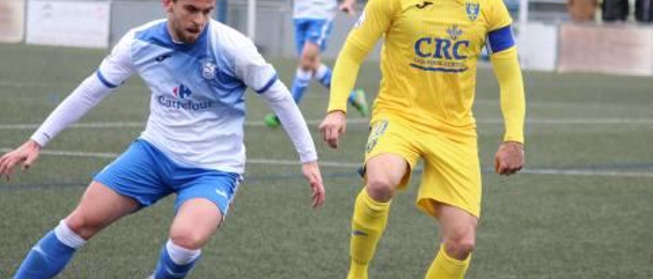 El capitán del Orihuela Chechu Flores controla el balón, ayer, presionado por un defensor del Prat.