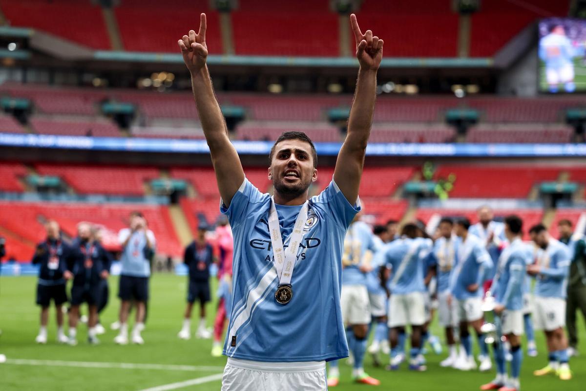 Rodrigo Hernández celebra la conquista de la Copa de Inglaterra con el Manchester City, el 16 de mayo de 2026.