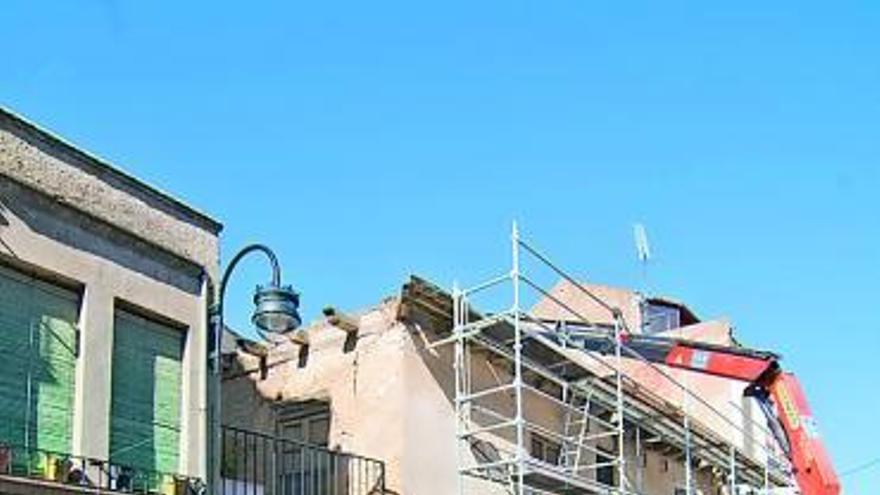 Una mujer pasa por la zona de seguridad acordonada en la calle Cervantes.