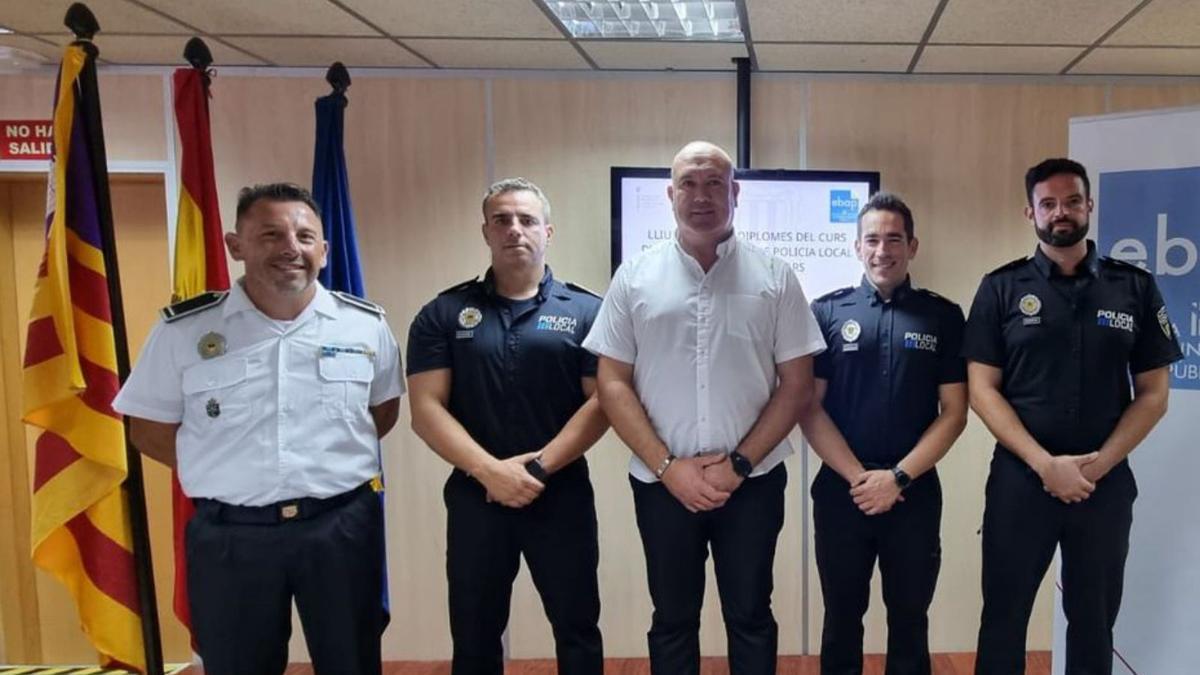 Los tres nuevos oficiales de la Policía Local de Santa Eulària.