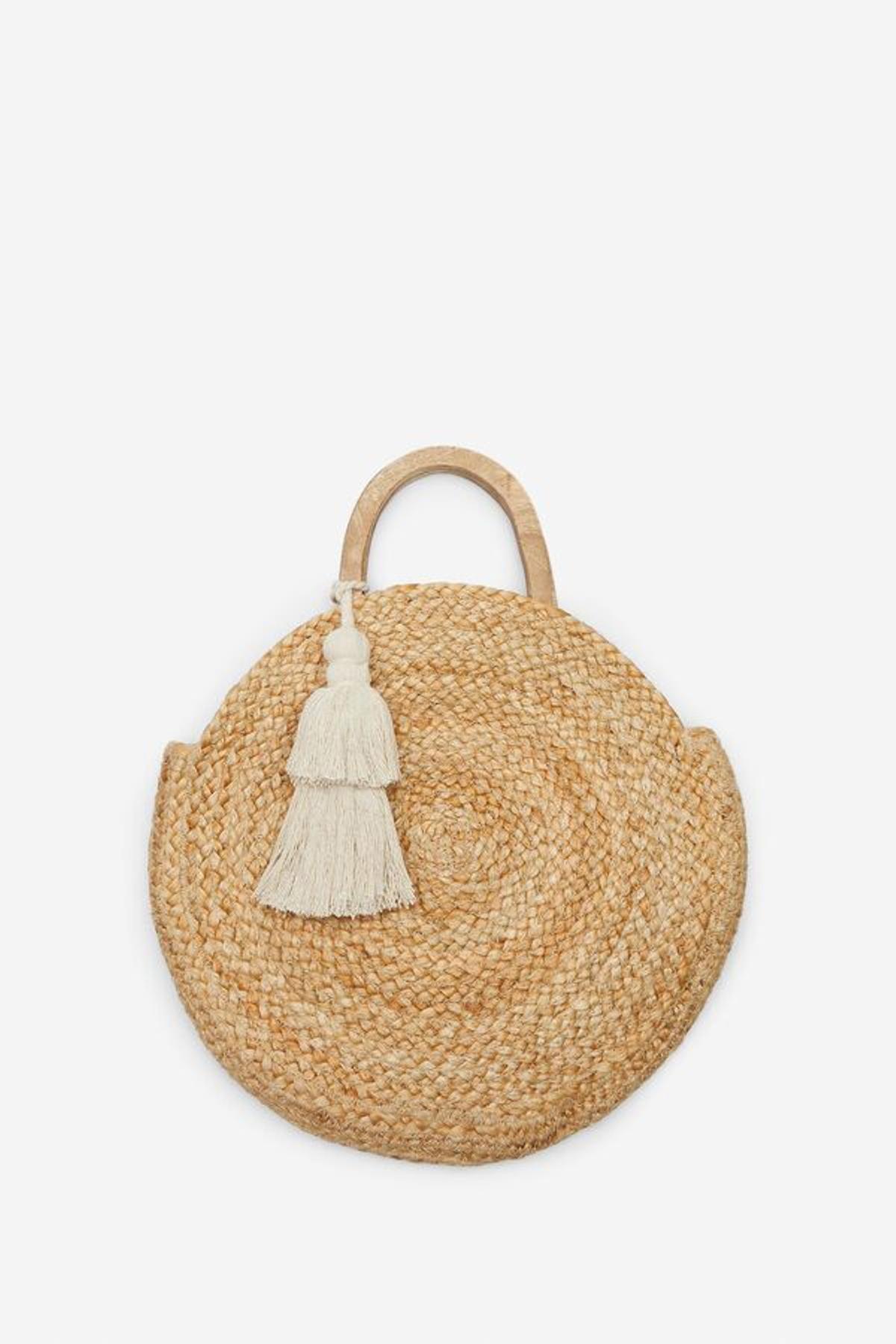 Bolso de esparto, con asa larga para colgar y asas cortas de madera, con detalle de pompón y borla