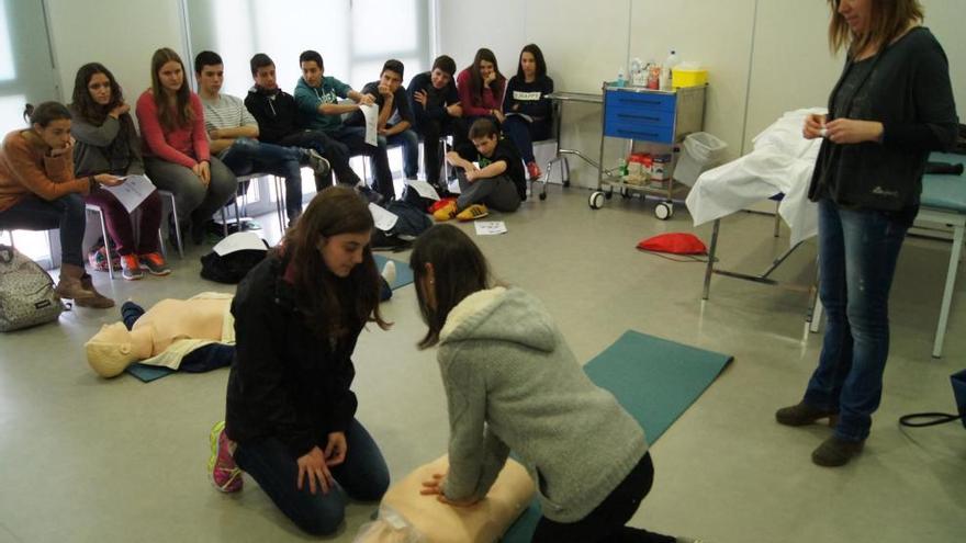 Alumnes d&#039;un institut aprenent les tècniques de la reanimació cardiopulmonar a UManresa