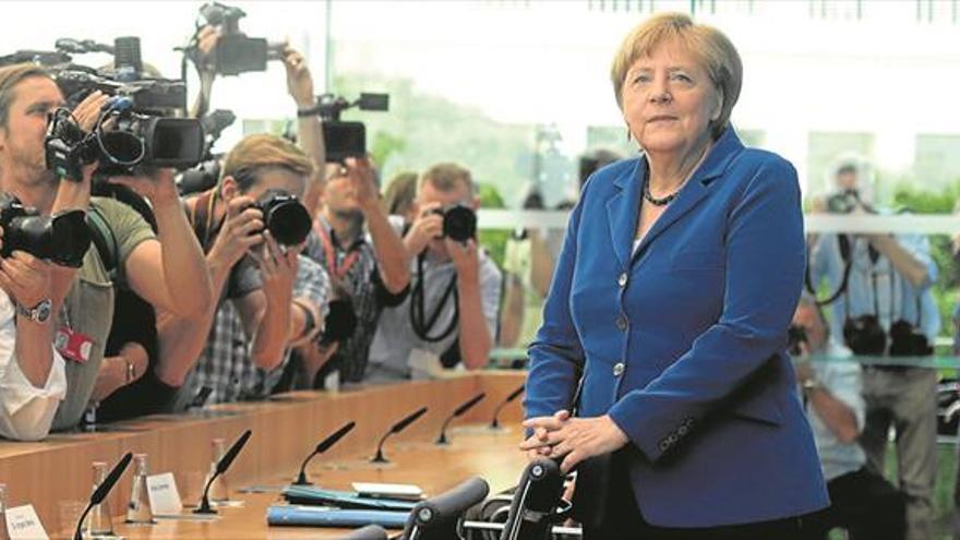 Angela Merkel sigue defendiendo la acogida de refugiados