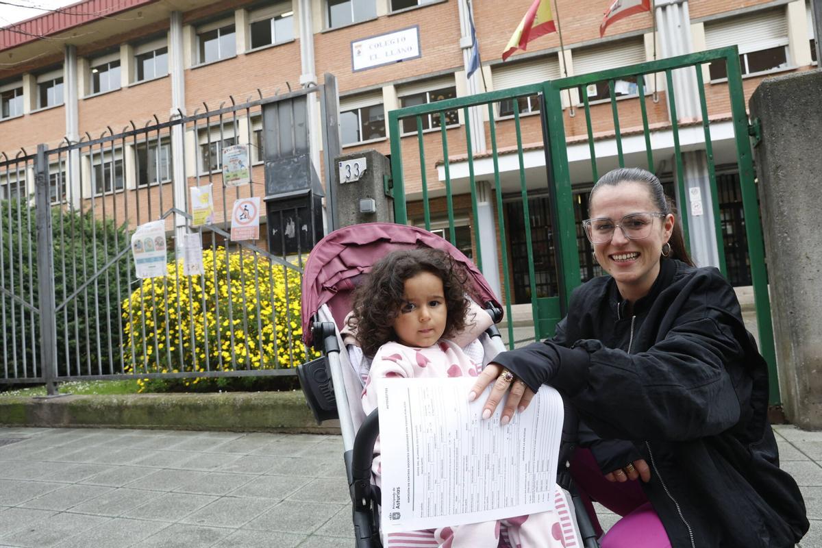 Abigaíl Sánchez, con su hija Yasmina Larhzouli en la puerta del CEIP El Llano.