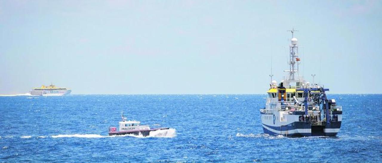 Buque ‘Ángeles Alvariño’ frente a Santa Cruz de Tenerife. | | ANDRÉS GUTIÉRREZ