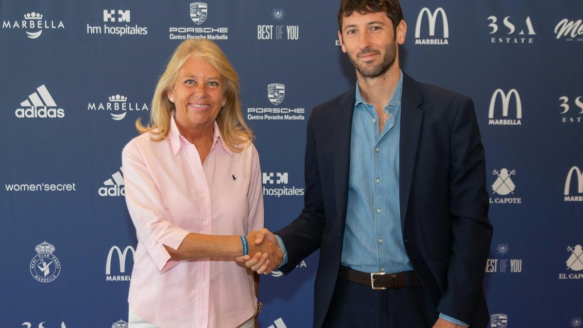 La alcaldesa, Ángeles Muñoz, junto al representante del Marbella FC, Esteban Granero.