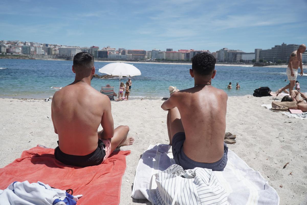 GENTE TOMANDO EL SOL EN RIAZOR