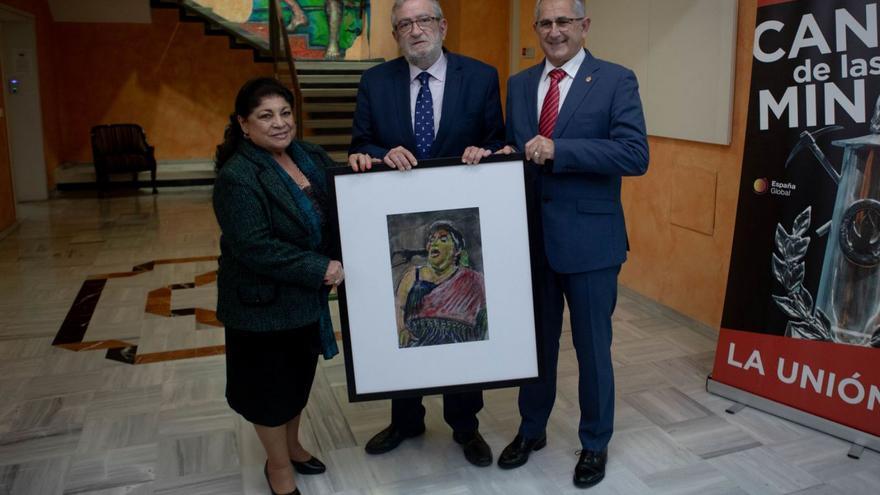 Encarnación Fernández, Alberto Castillo y Pedro López Milán posan con la obra de Saura. | LOYOLA PÉREZ DE VILLEGAS