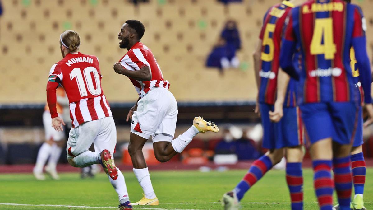 Iñaki Williams corre con Muniain tras anotar el tercer gol del Athletic, que le dio la Supercopa a su equipo. |  // REUTERS