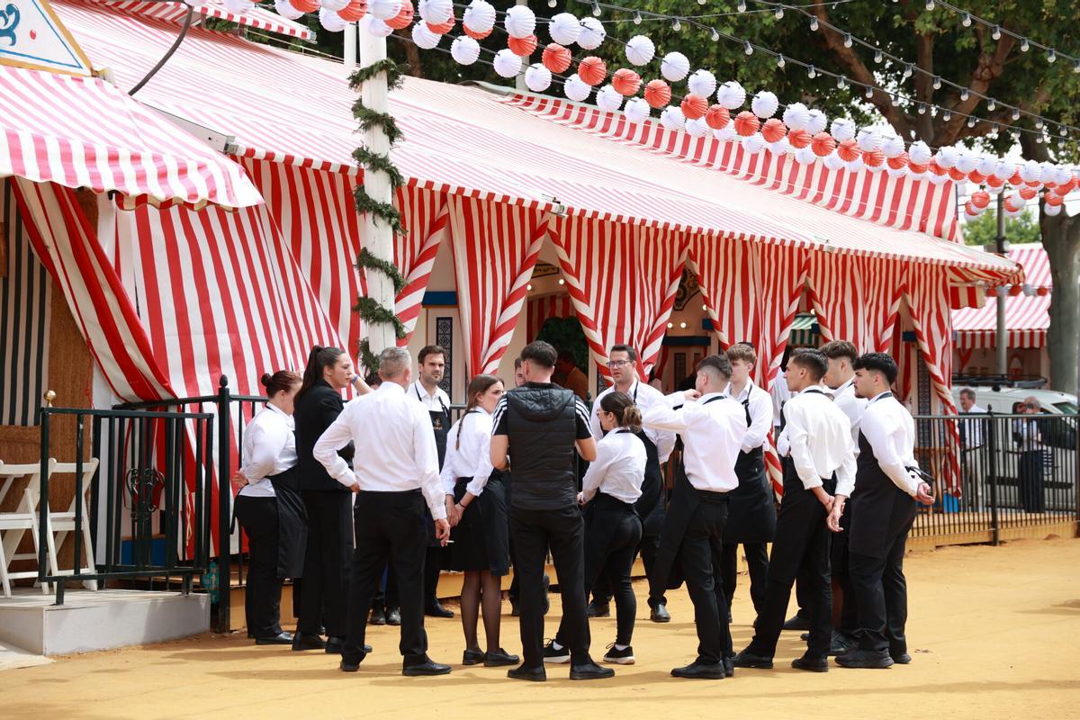 Un grupo de camareros en la Feria de Abril de Sevilla de 2025.