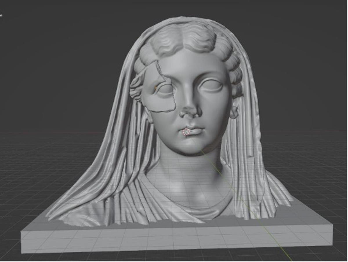 El fragment trobat a Llívia sobreposat a una escultura de l'emperadriu