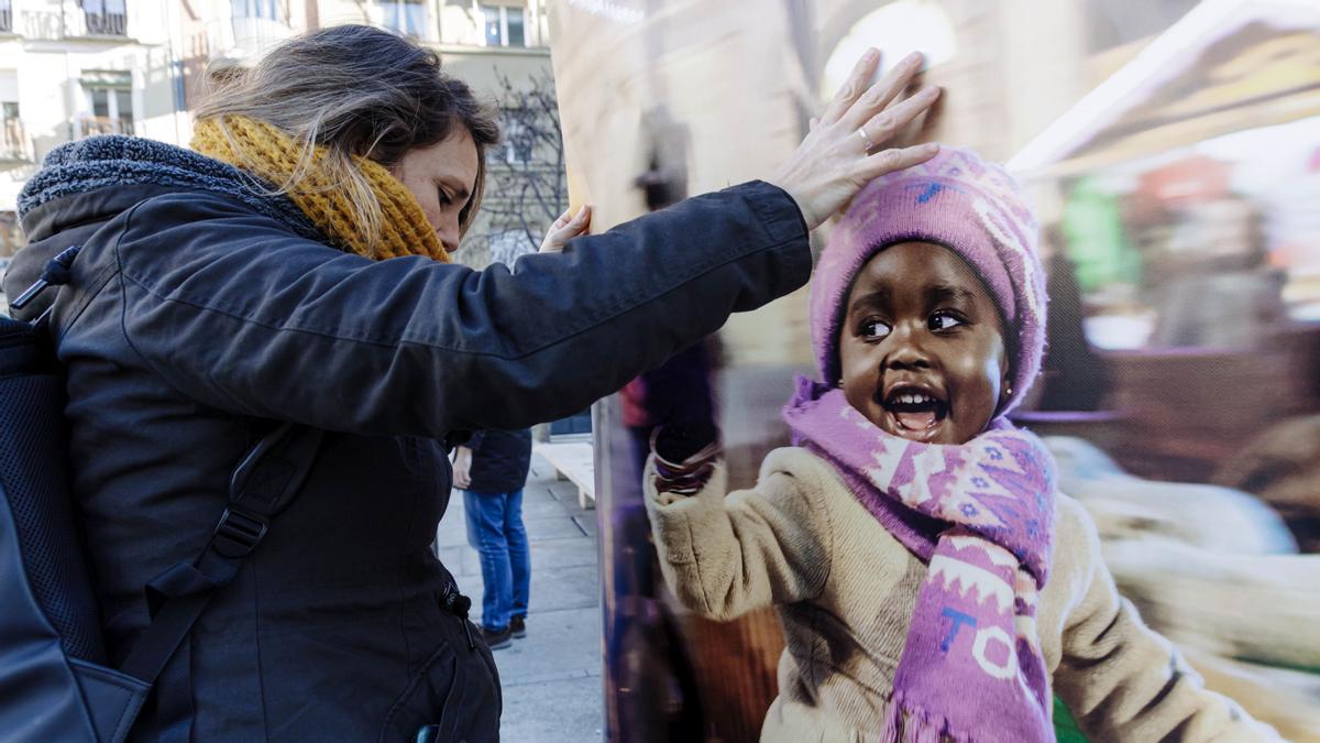 Mujeres activistas de Médicos del Mundo realizan un acto en la plaza del Museo Reina Sofía para desmontar los mitos y falsas creencias que contribuyen a perpetuar la mutilación genital femenina.