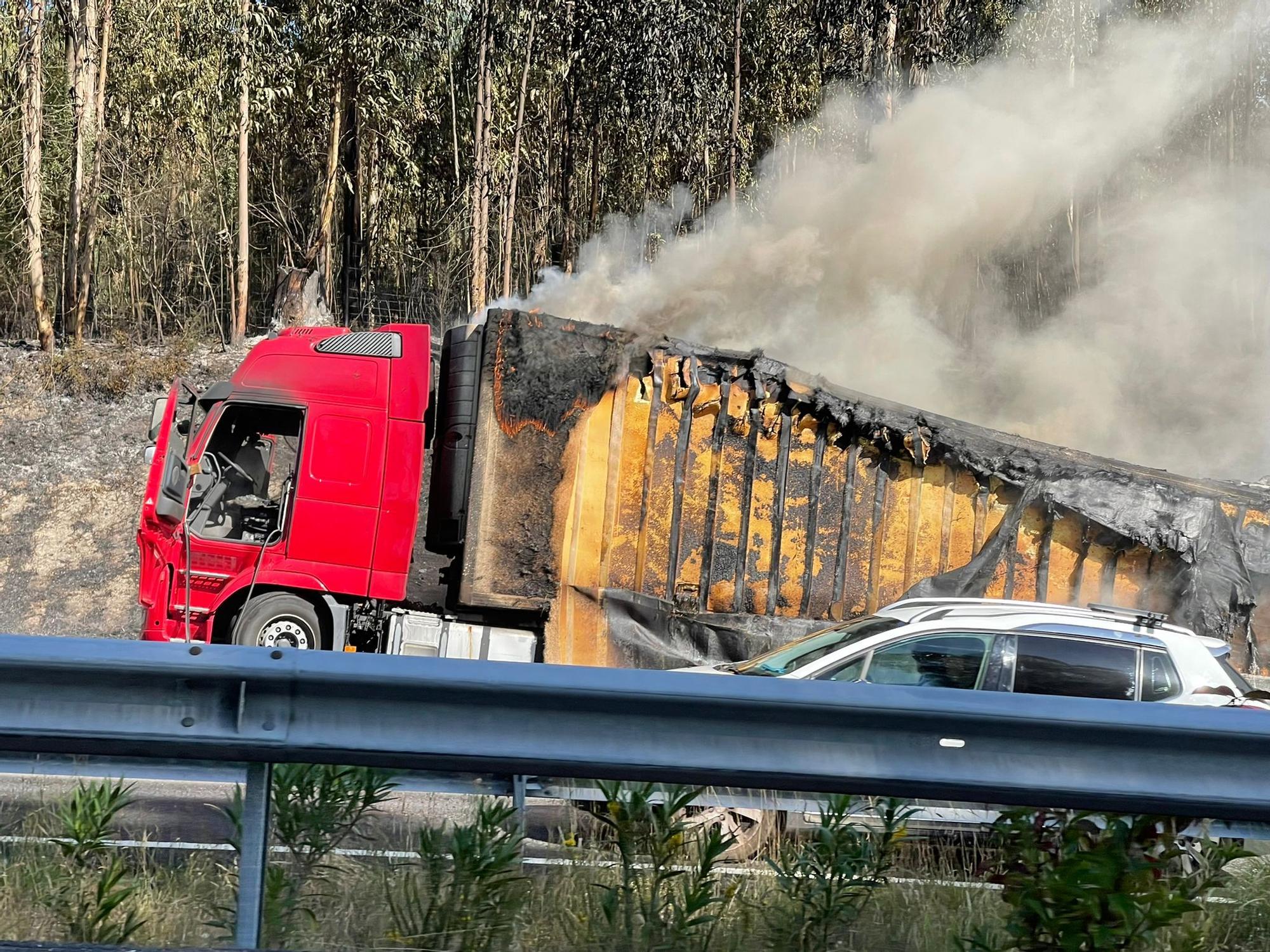 Arde un camión de langostinos en la A-52 y las llamas provocan un incendio en As Neves