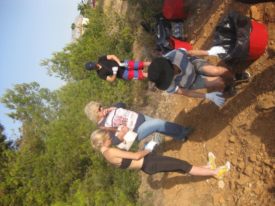 Un grupo de voluntarios de la asociación De Amiticia ha recogido 22 bolsas de vidrio de les Salines