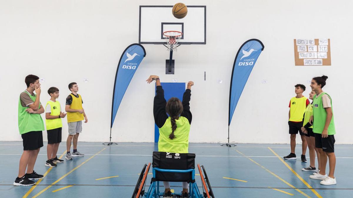 Alumnos del IES 7 Palmas durante la exhibición deportiva ofrecida con motivo de la visita de la Fundación DISA.