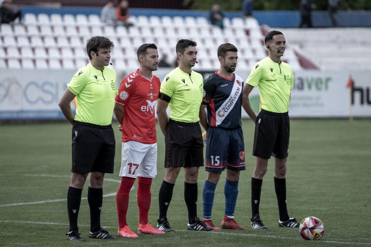 Trío arbitral junto a los capitanes de cada equipo