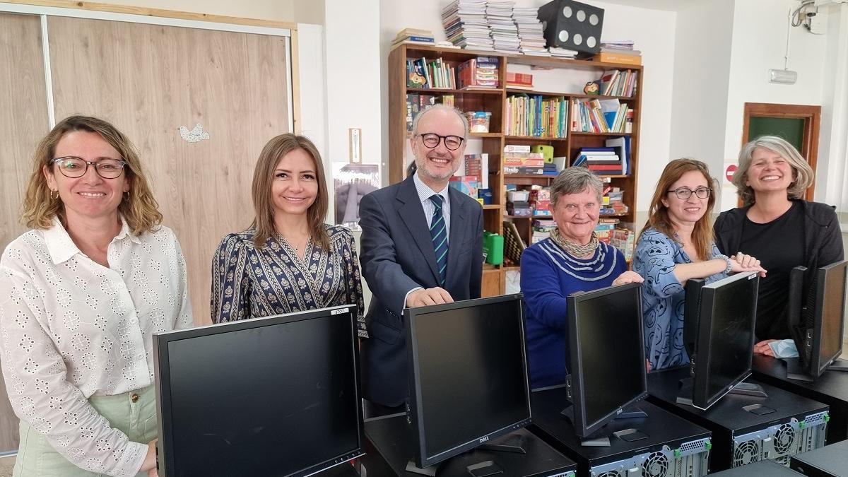 Endesa ha fet entrega de 13 ordinadors al Projecte Socioeducatiu .