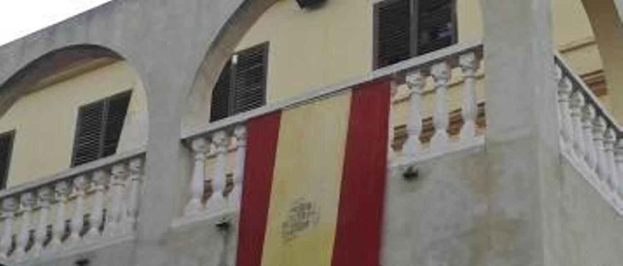 La edil de Ròtova dice que la bandera franquista «la puso un familiar» y el PP evita sancionarla